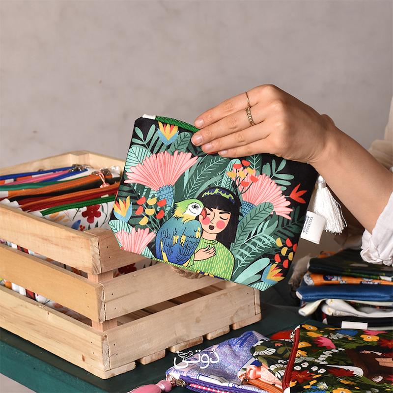 کیف آرایشی طرح دختر و طوطی